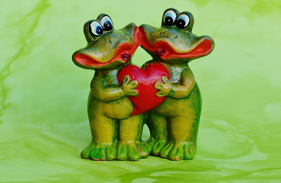 frogs, pair, funny, love, heart, figure, animal, deco, cute HD wallpaper