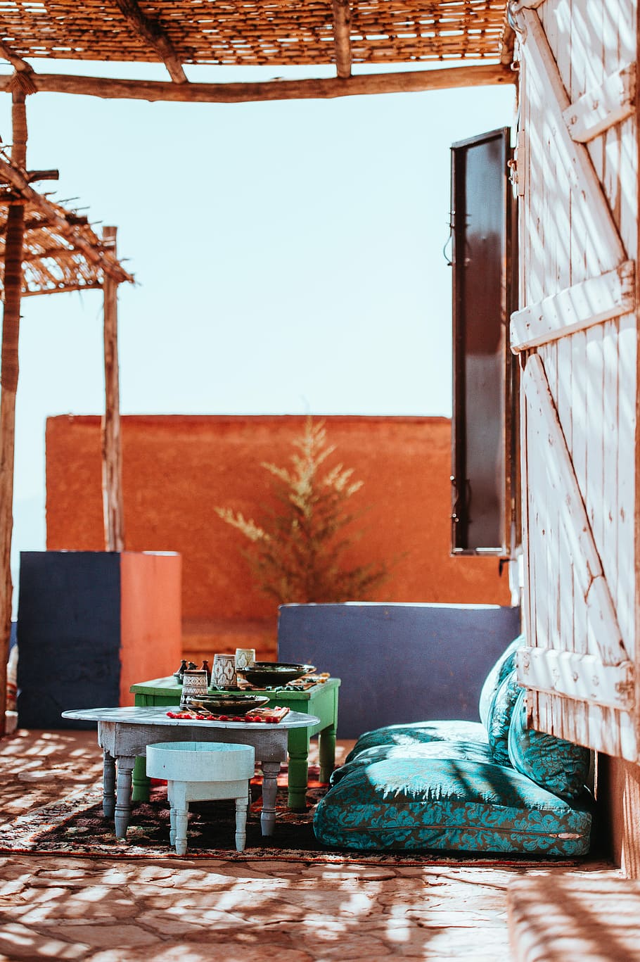 Morocco, Interior, Dining,, blue and gray cushion on floor, table HD wallpaper