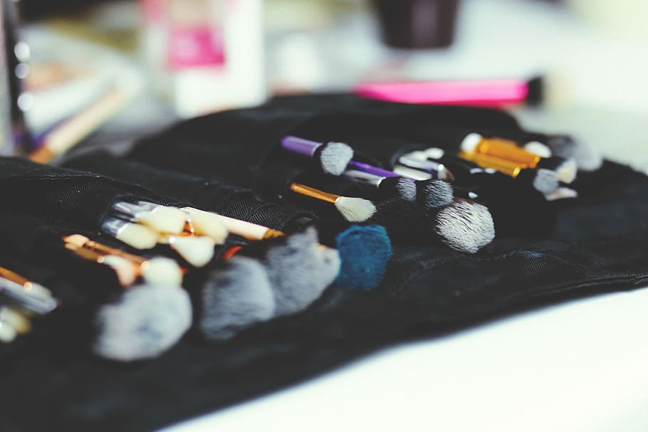 assorted makeup brushes, makeup brush lot on black textile, make up HD wallpaper