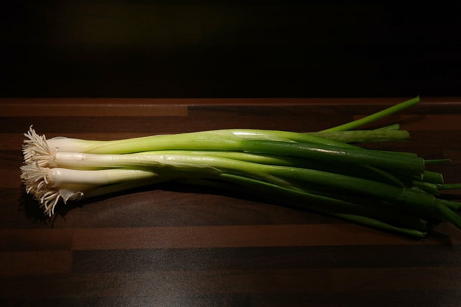 green vegetables on top of brown board, winter onion, leek, root, HD wallpaper