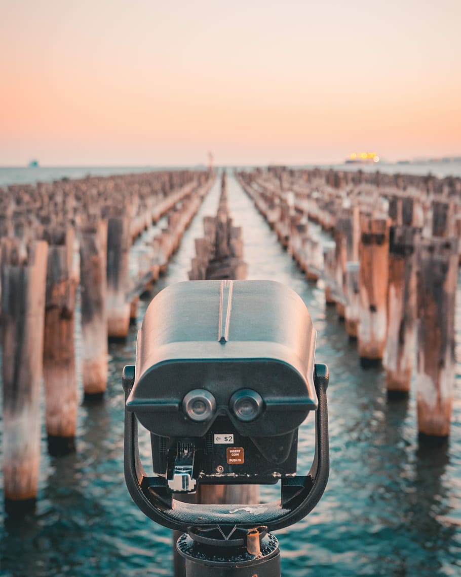 black and grey coin operated telescope, grey and black coin operated binocular facing sea with wooden stomps at daytime HD wallpaper