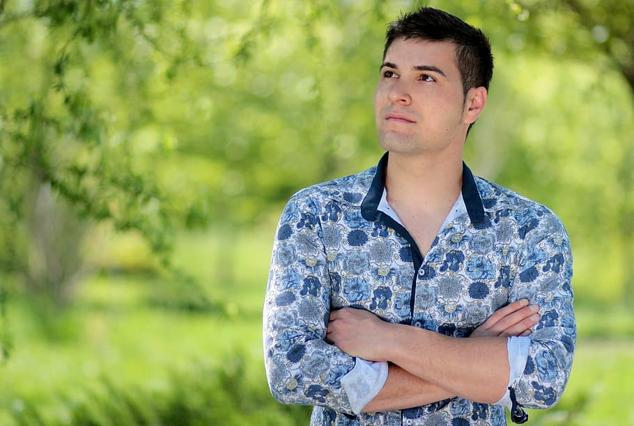 man wearing blue and black floral button-up long-sleeved shirt HD wallpaper