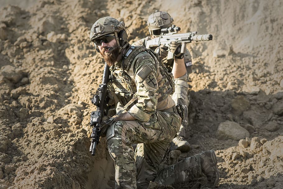 man wearing combat suit holding rifle, war, desert, guns, gunshow, HD wallpaper