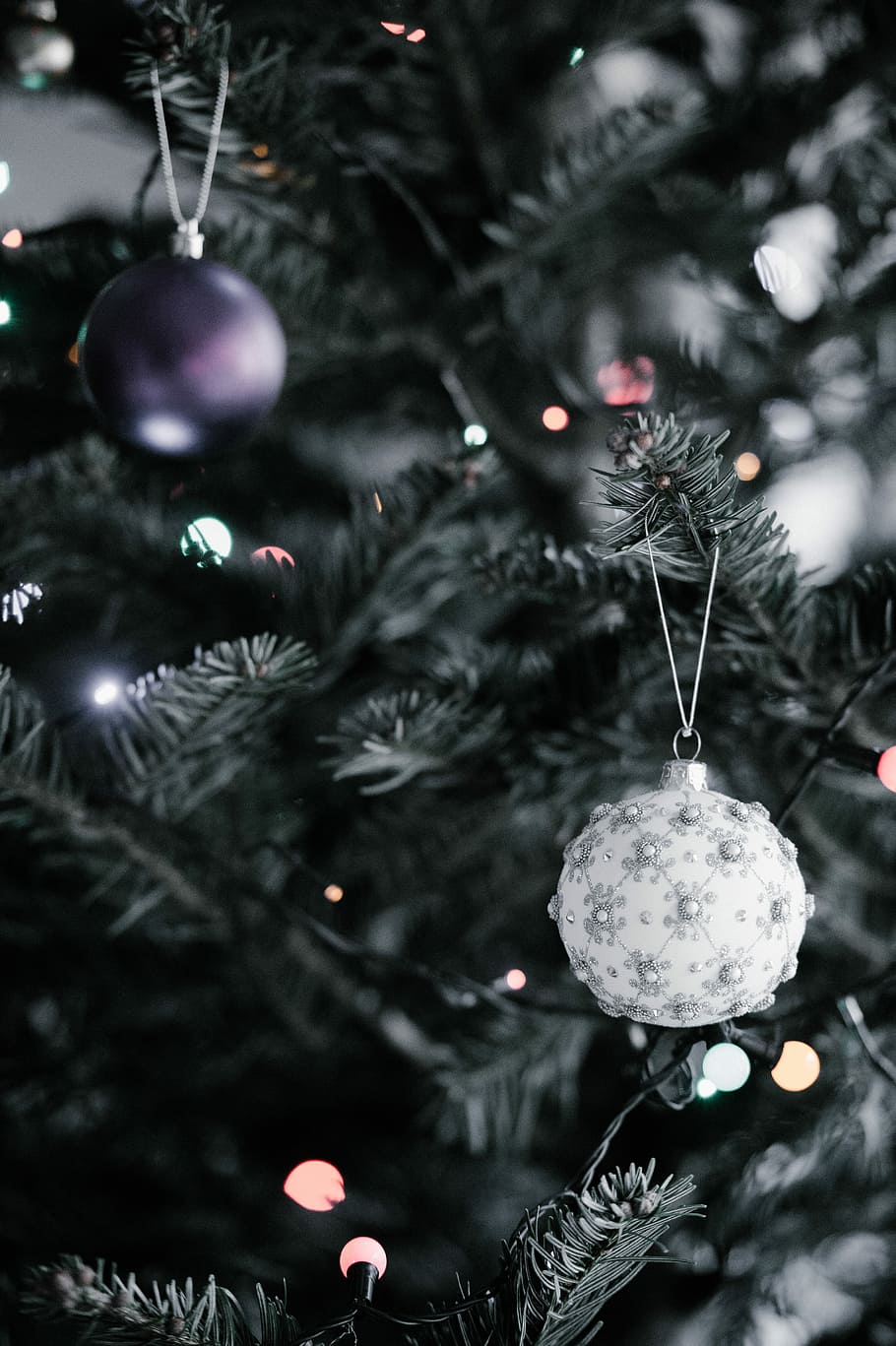 Christmas tree decoration, closeup photography of two whit and gray Christmas baubles HD wallpaper