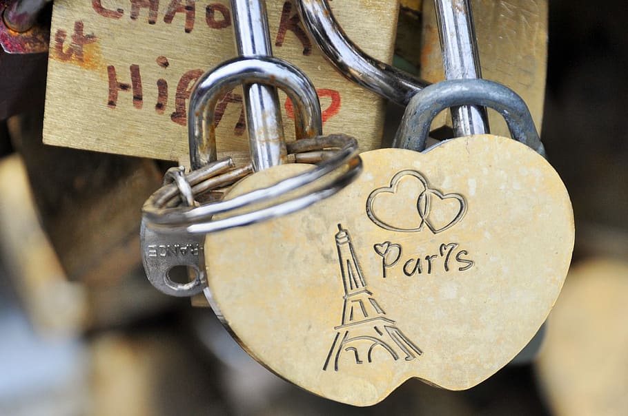 selective focus photography of beige Paris engraved heart lock with keys