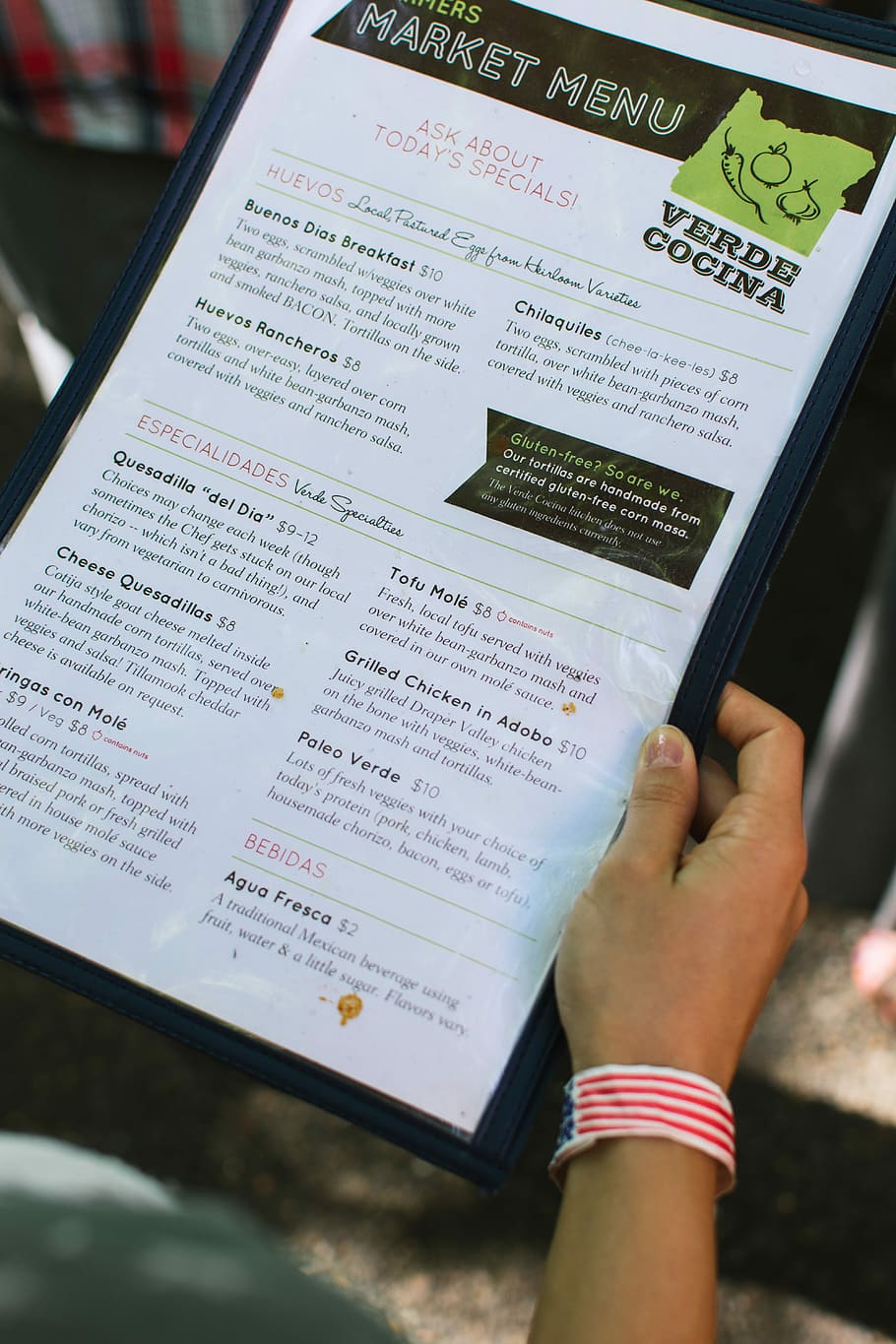 Choosing from Verde Cocina menu, hands, people, internet, wireless Technology HD wallpaper