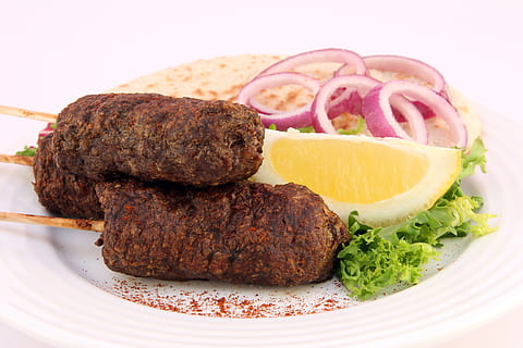 Kebab on white ceramic plate, appetite, bread, calories, catering HD wallpaper