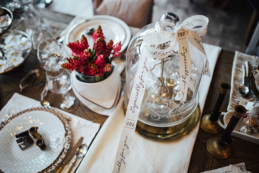 Table decorations with golden motifs, lunch, dinner, restaurant HD wallpaper