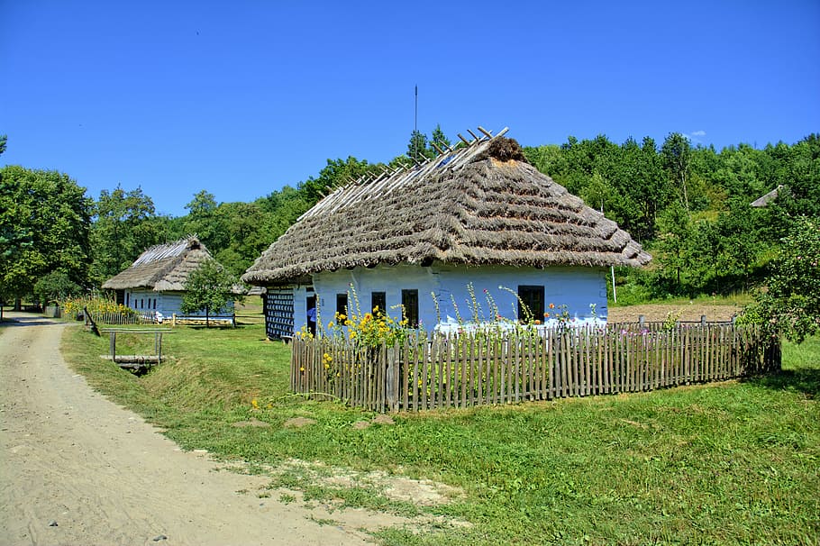 sanok, open air museum, rural cottage, wooden balls, the roof of the