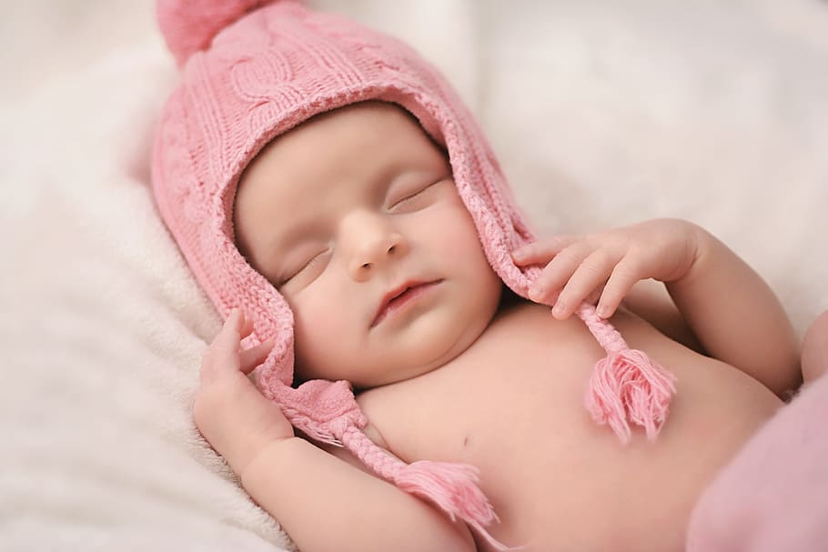 Hd Wallpaper Baby Wearing Pink Knit Bobble Hat Newborn Girl Cute Blanket Flare - Cute New Born Baby Girl Hd Wallpaper