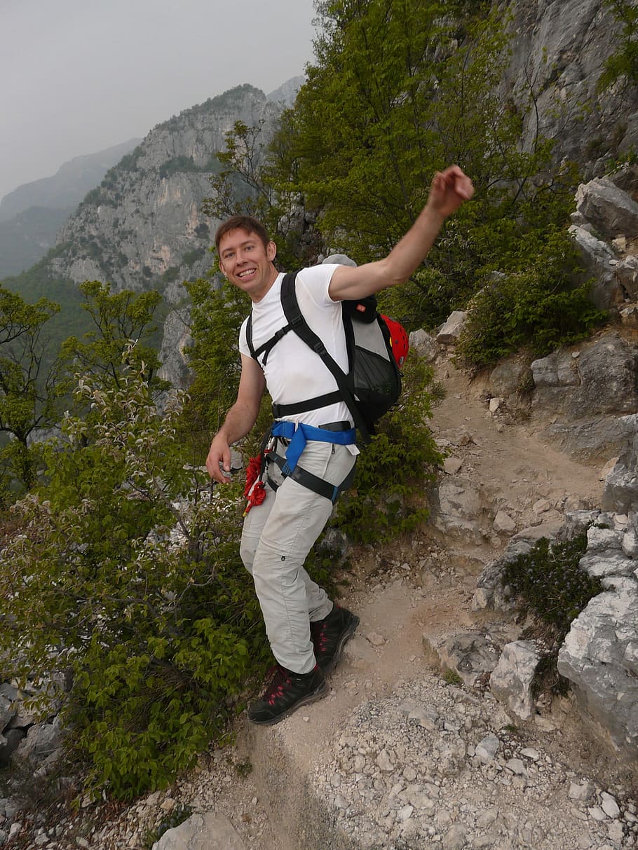 man standing on rock cliff at daytime, Mountaineer, Hiking, Fun, HD wallpaper