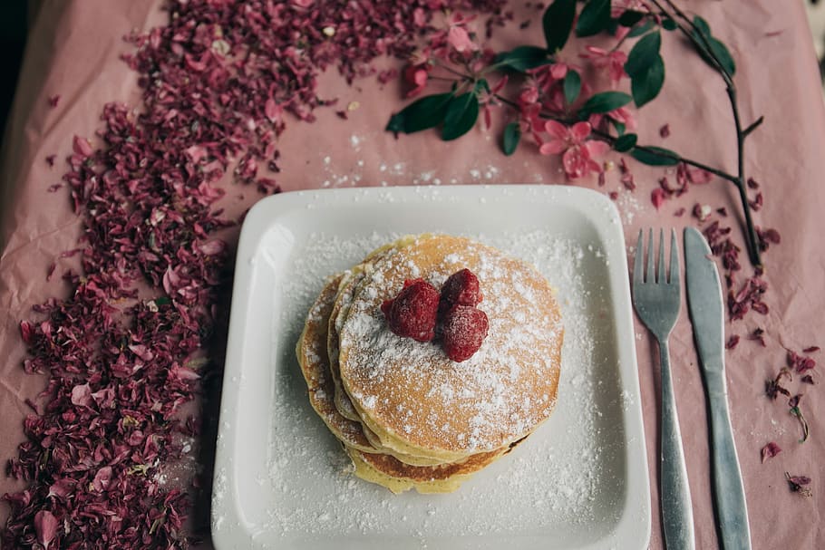 pancake with strawberries, pancake with three strawberries on top of plate beside gray fork and butter knife HD wallpaper