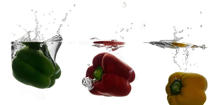 green, red, and yellow bell peppers on water, paprika, vegetables, HD wallpaper