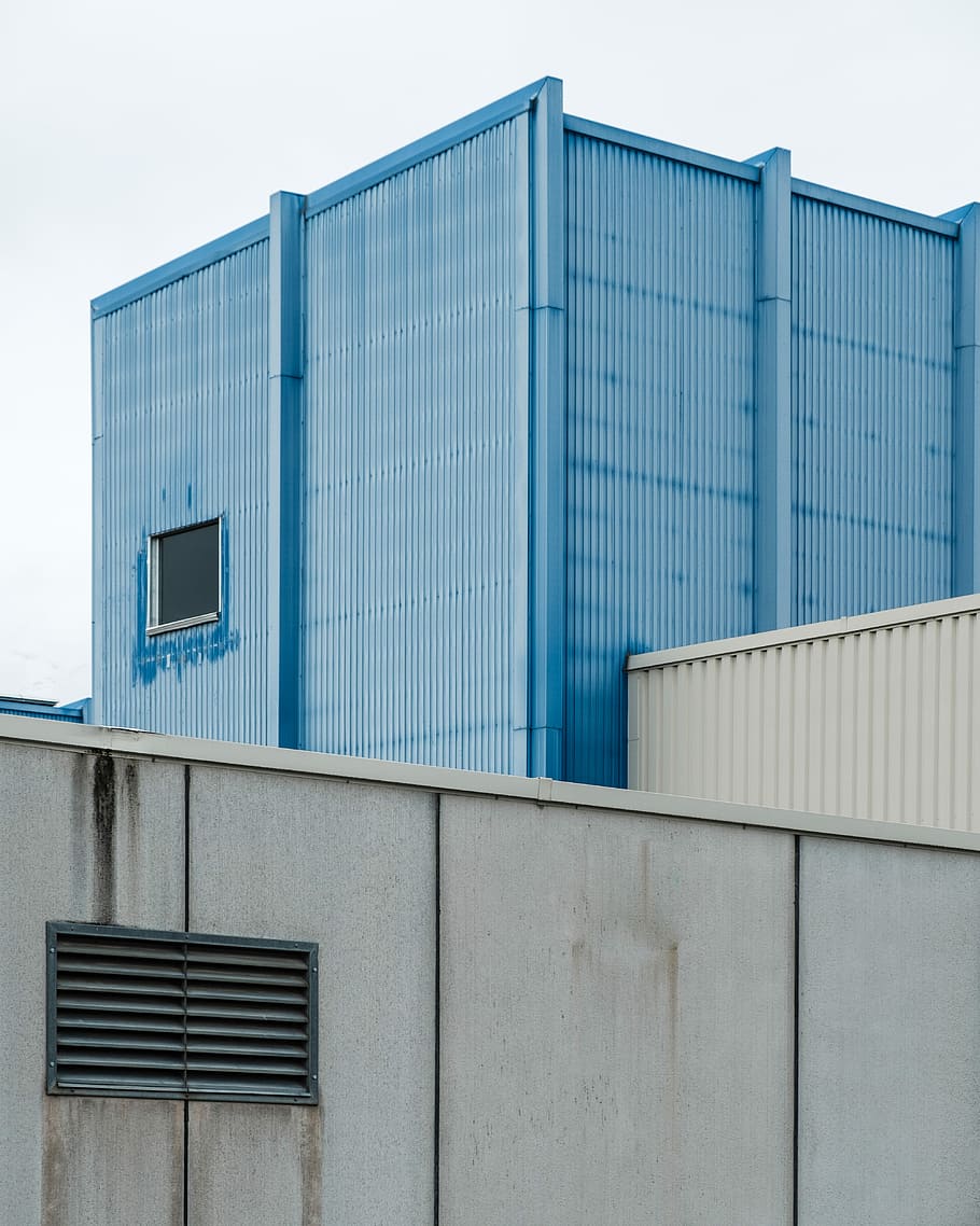 blue and white building, blue and white concrete building during daytime HD wallpaper
