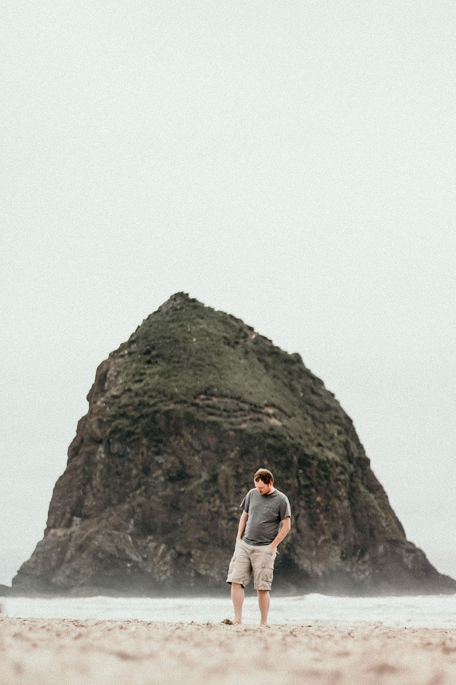 man standing on beach, man standing on shore, ocean, rock, alone, HD wallpaper