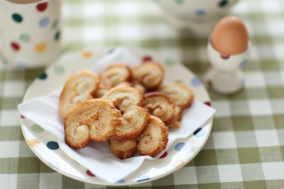 selective focus photography of sliced toasted bread on plate HD wallpaper