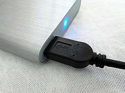 turned-on silver power bank with black USB cablke, Connection HD wallpaper