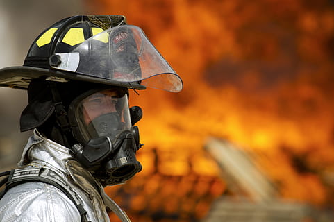 firefighter wearing respirator near fire, portrait, training HD wallpaper