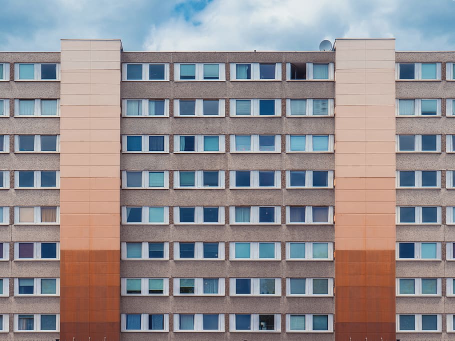 photo of gray and brown high-rise building, brown and white building HD wallpaper