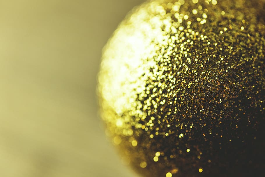 Closeup shot of a gold Xmas ball decoration. Image captured with a Canon DSLR HD wallpaper
