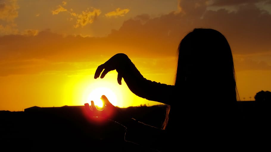 silhouette of girl stands during sunset, magic, sunlight, mysterious HD wallpaper