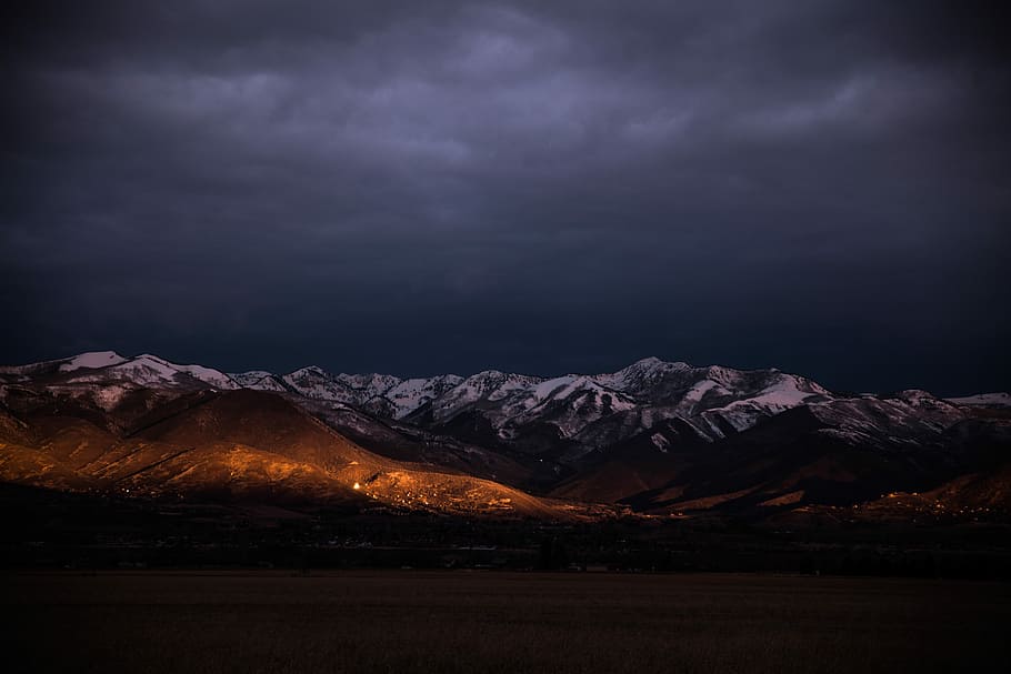 brown mountain under gray clouds during golden hour, brown mountain HD wallpaper