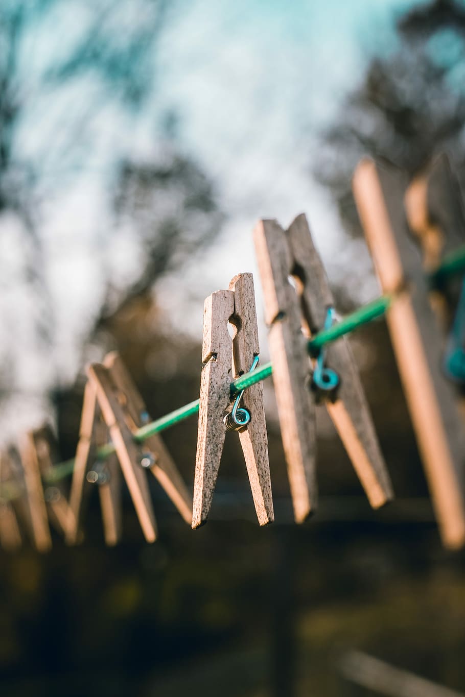 selective focus photography of brown clothes clips hanged on green cable outdoor at daytime, brown clothes clips hanged, HD wallpaper