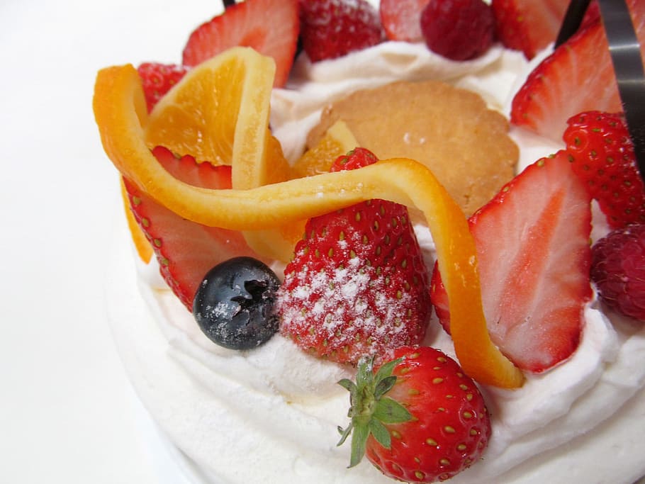red and green sliced strawberries, cake, fruit, dessert, birthday, HD wallpaper