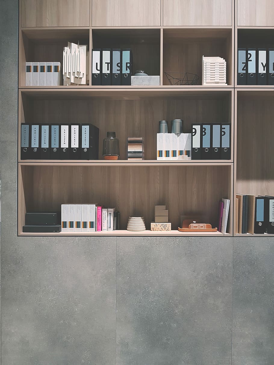brown wooden shelf on grey wall, assorted book on bookcase, room HD wallpaper