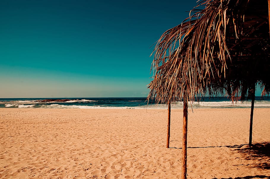 Straw, House, straw house, sky, mar, beach, sand, sea, horizon over water HD wallpaper