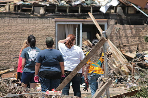 five women looking at wrecked house, moore, oklahoma, tornado HD wallpaper
