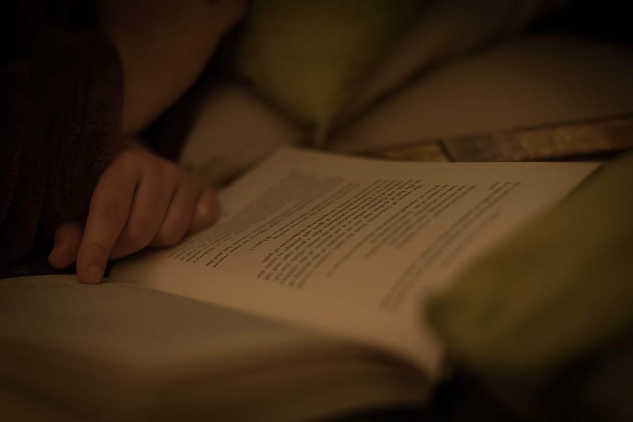 person reading book, close, photo, bed, selective focus, human hand HD wallpaper