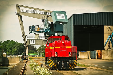 Red Mak Train on Brown Train Tracks, building, container, crane HD wallpaper
