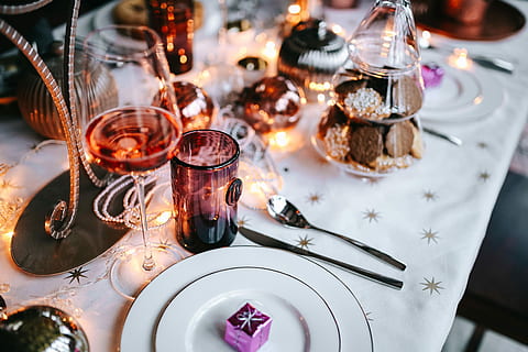 Christmas table decorations, table set, pink, holiday, glamour HD wallpaper