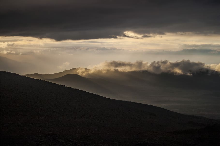 mountain under gray sky, landscape photography of mountain under cloudy sky HD wallpaper