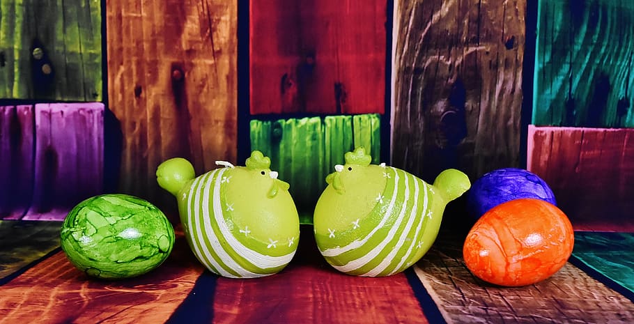 green rooster figurines facing each other, chickens, easter HD wallpaper