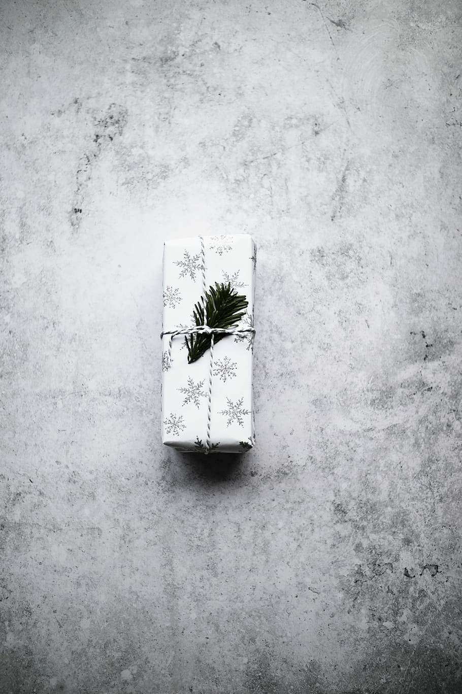 Christmas present, white snowflake-themed box, gift, parcel, package HD wallpaper