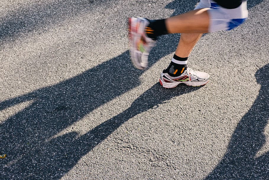 Marathon runner legs, sports, jogging, running, outdoors, exercising HD wallpaper