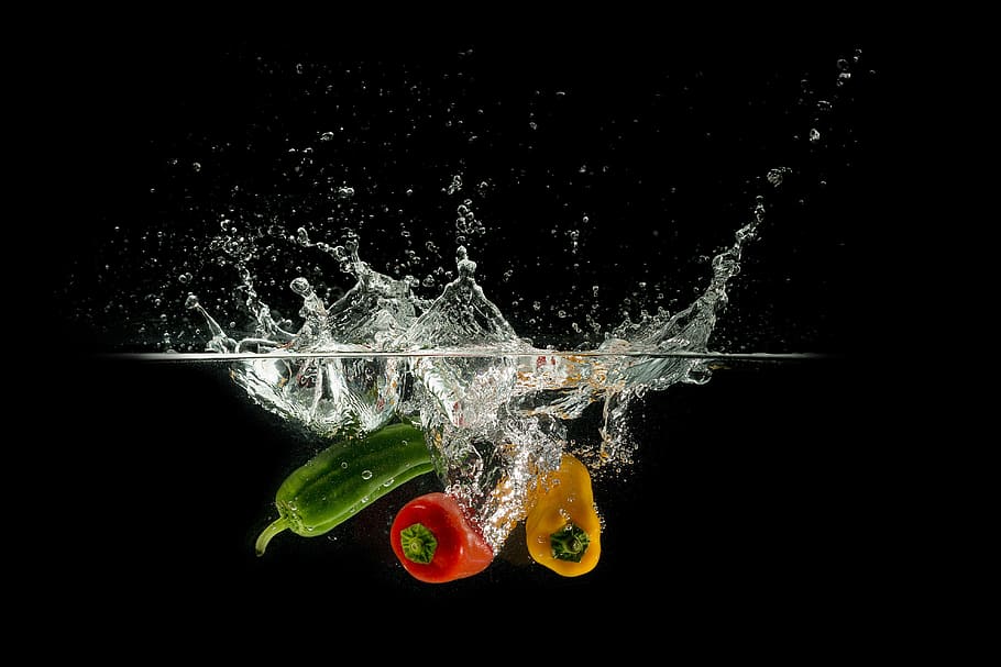 photo of three assorted-color bell peppers dropped in body of water, HD wallpaper