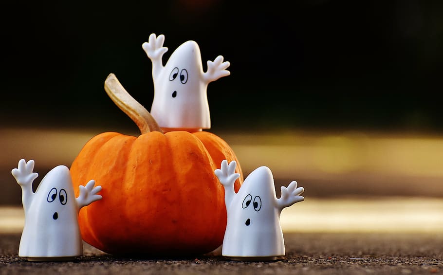 three white ghost figurines, halloween, ghosts, pumpkin, happy halloween, HD wallpaper