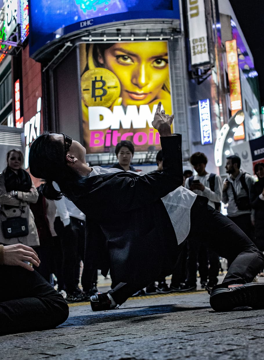 woman street dance, man dancing in the middle of street during daytime HD wallpaper