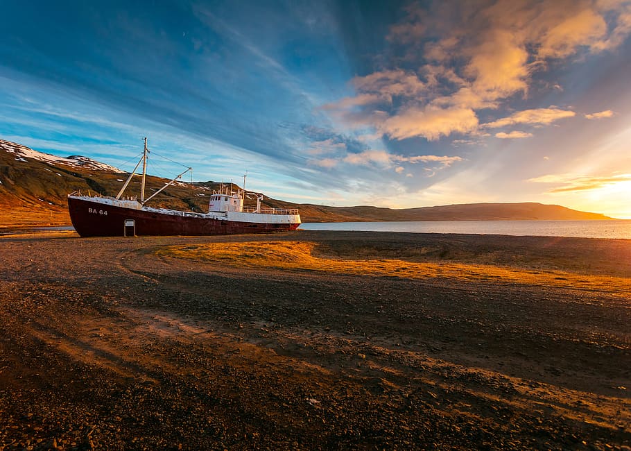 brown and white boat docked under blue and white sky, brown and white ship HD wallpaper