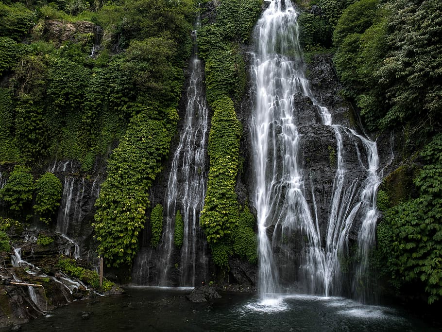 waterfalls between trees, lake, mountain, cliff, rock, bush HD wallpaper