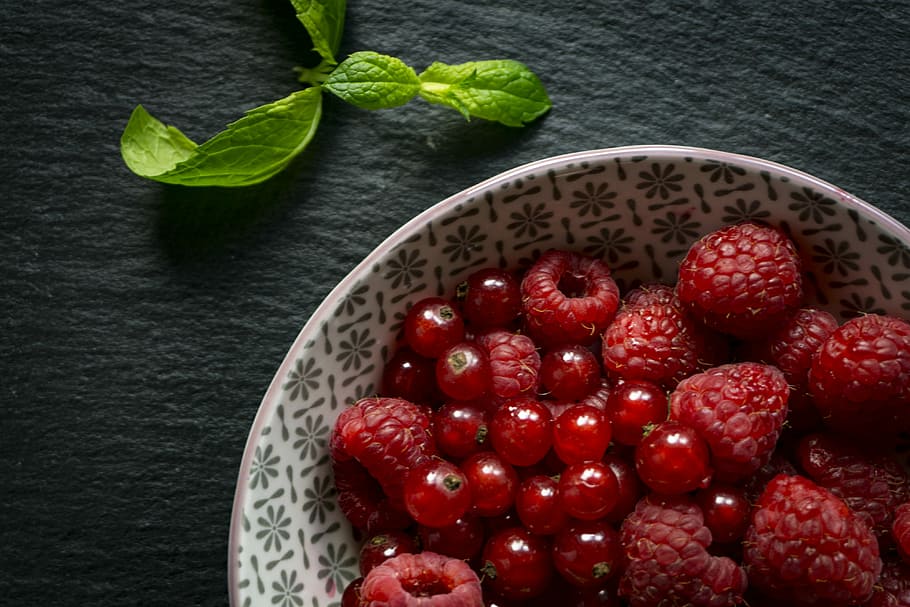 Freshly picked red berries, berry, raspberries, raspberry, fruit, HD wallpaper