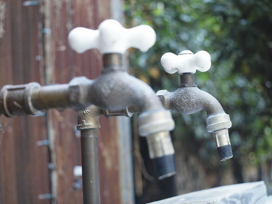 faucet, taps, garden, old, metal, water running, water basin HD wallpaper