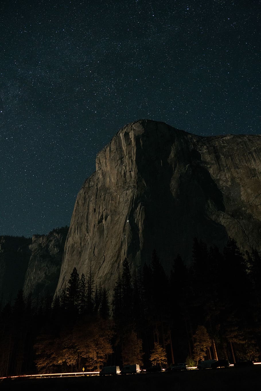 brown mountain cliff with starry sky, stone mountain during nighttime HD wallpaper