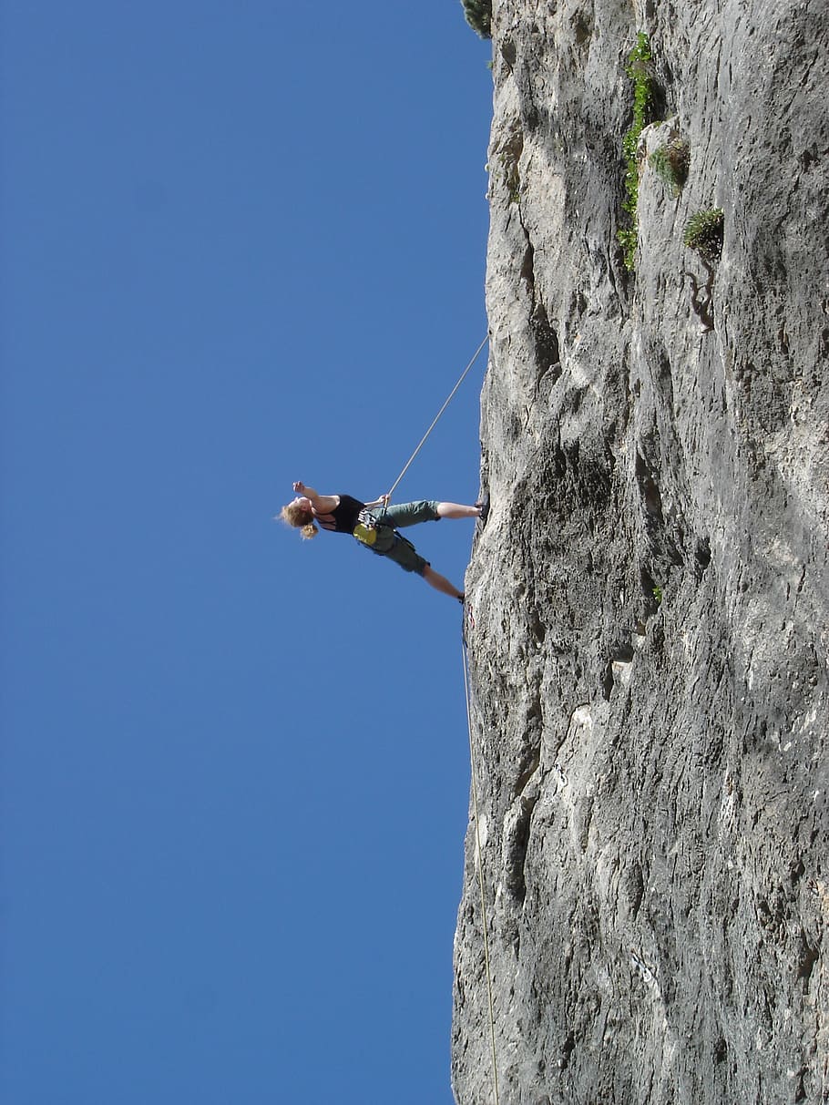 woman doing rock climbing, climber, rope, sport, climbing rope HD wallpaper