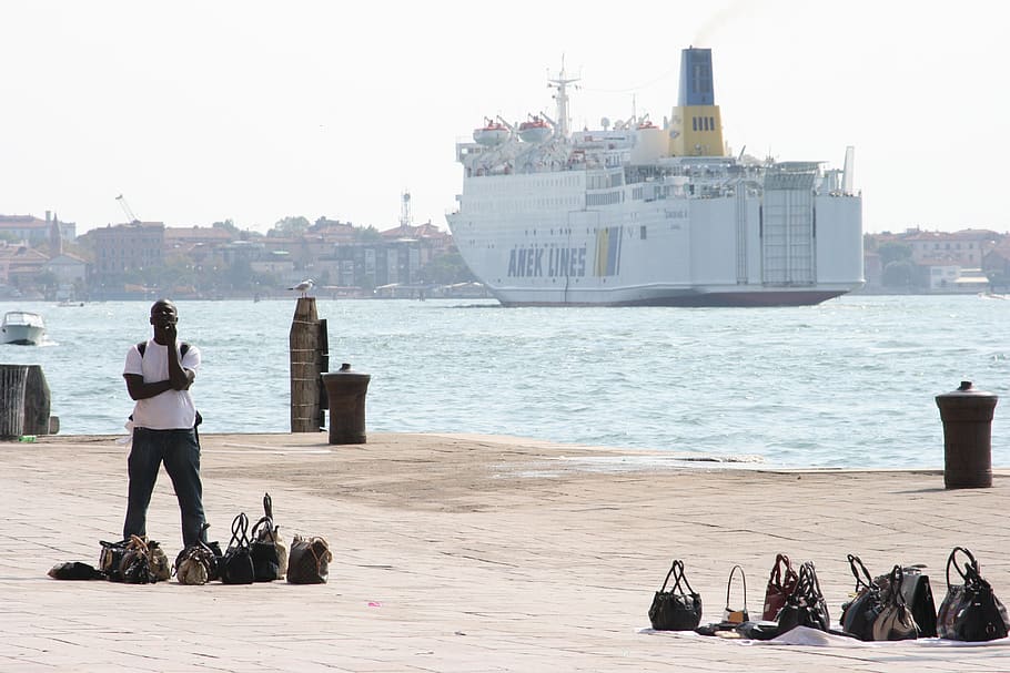 Sea standing. Порт Венеция. Венеция корабль большой. Port of Venice. Как через Венецию тащат большой корабль.