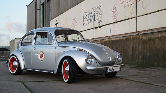 VW Käfer 1302 - Port of Hamburg, parked gray Volkswagen Beetle on gray pavement HD wallpaper