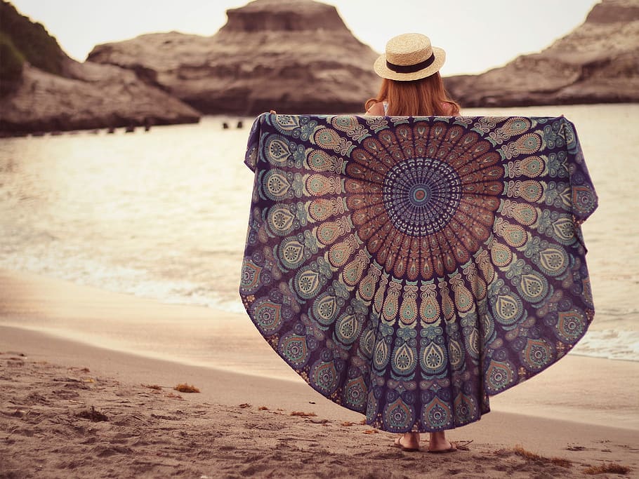 woman wearing white and black Sunday Hat beside the sea photo during daytime HD wallpaper